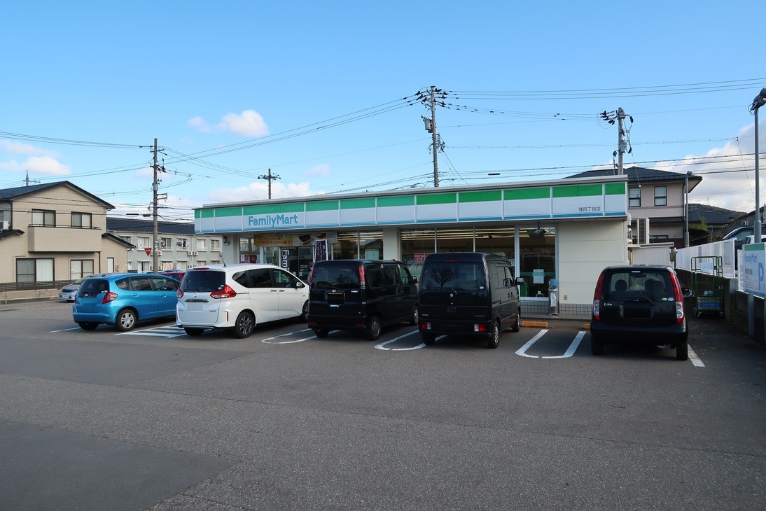 コンビニ　ファミリーマート窪四丁目店（コンビニ）まで560m