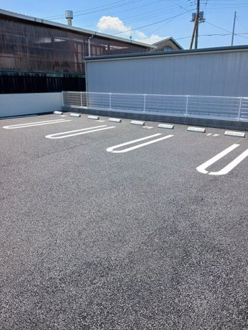 駐車場　駐車場があるので、車を買う予定の方も安心です
