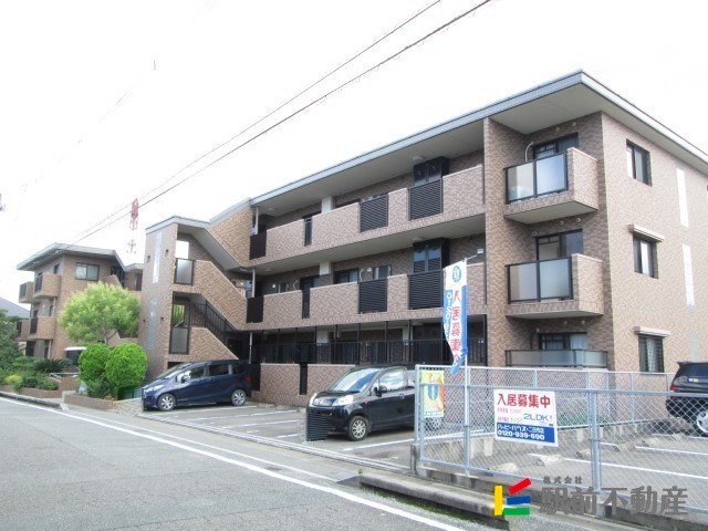 建物外観　3階建ての物件
