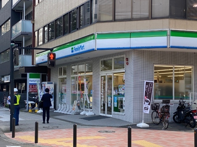 コンビニ　ファミリーマート新横浜三丁目店（コンビニ）まで162m