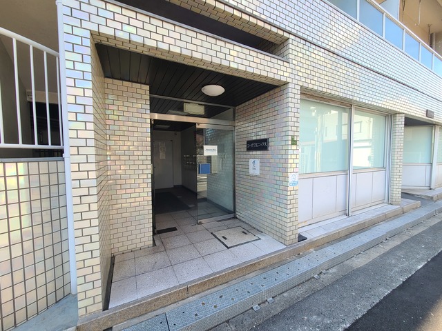 エントランス　外観とマッチしたエントランスです
