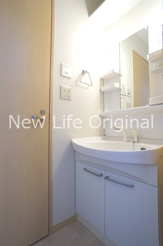 洗面設備　シャワー付き洗面台で朝の支度も楽にできます☆
