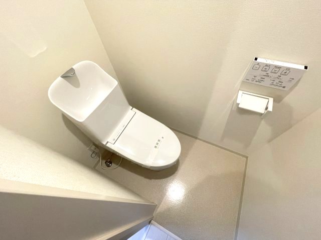 トイレ　同じ間取りの別部屋の写真です。