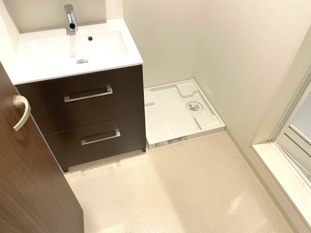 洗面設備　同じ間取りの別部屋の写真です。