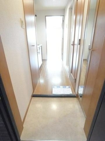 玄関　同じ間取りの別部屋写真