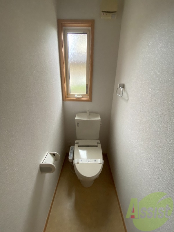 トイレ　トイレは温水洗浄便座付きで毎日快適に使えますね