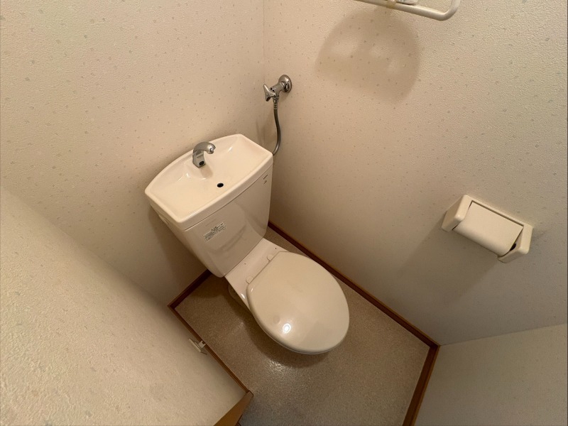 トイレ　こちらはトイレです。清潔感があり、安心して使用できます。