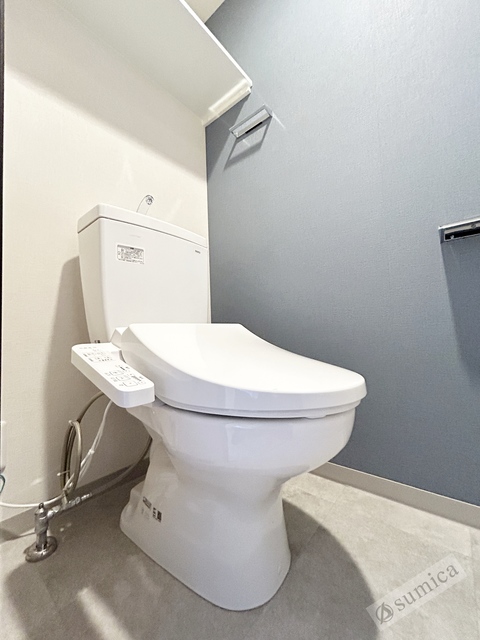 トイレ　人気アイテムの温水洗浄便座。清潔感のあるトイレです。