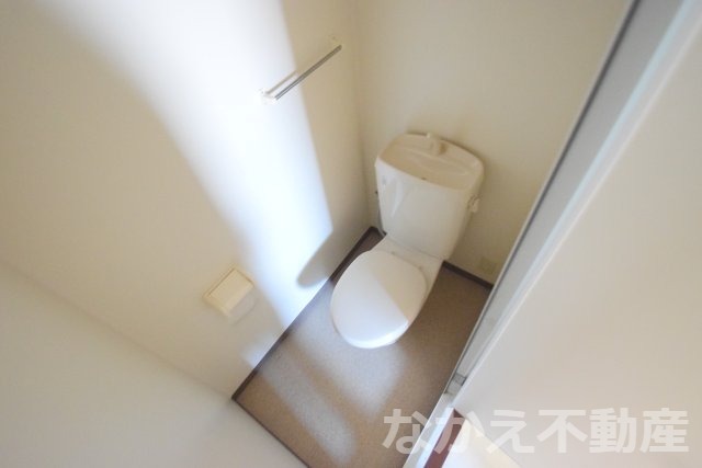 トイレ　落ち着いた色調のトイレです