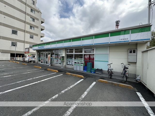 コンビニ　ファミリーマート六町駅前店（コンビニ）まで1006m