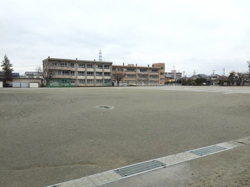 小学校　甲府市立大里小学校（小学校）まで727m