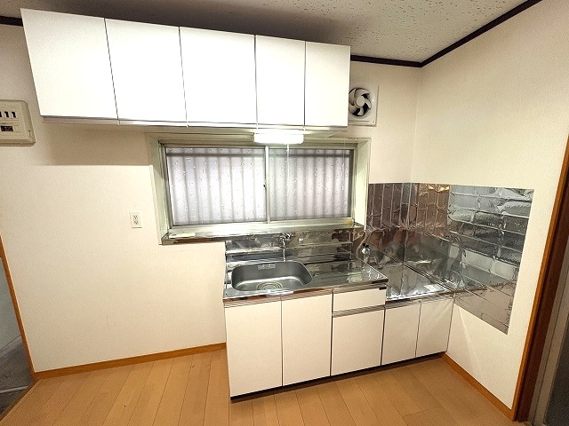 キッチン　吊戸棚付きのキッチンです♪