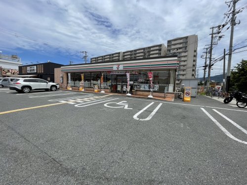 コンビニ　セブンイレブン 八尾天王寺屋2丁目店（コンビニ）まで582m