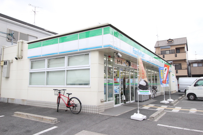 コンビニ　ファミリーマート（コンビニ）まで175m