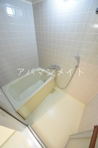 バス・シャワールーム　追い焚き付きのお風呂です