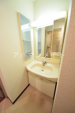 洗面設備　明るい洗面所です