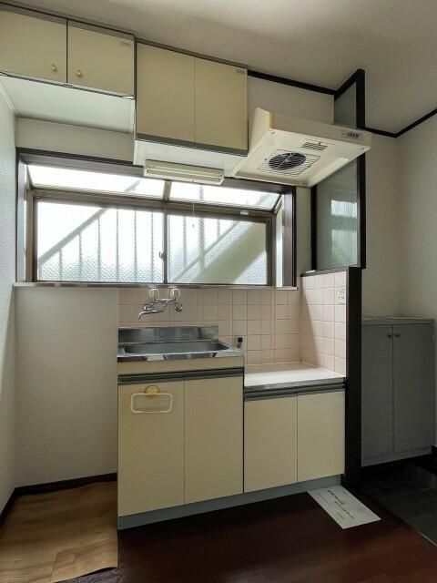 小田急小田原線 伊勢原駅 徒歩4分 2階建 築33年のキッチン写真