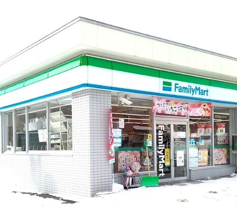 コンビニ　ファミリーマート札幌月寒東5条11丁目店（コンビニ）まで236m