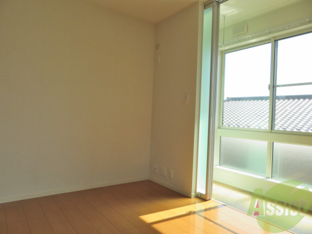 その他部屋・スペース　寝室も陽がたくさん入り暖かく感じられます。