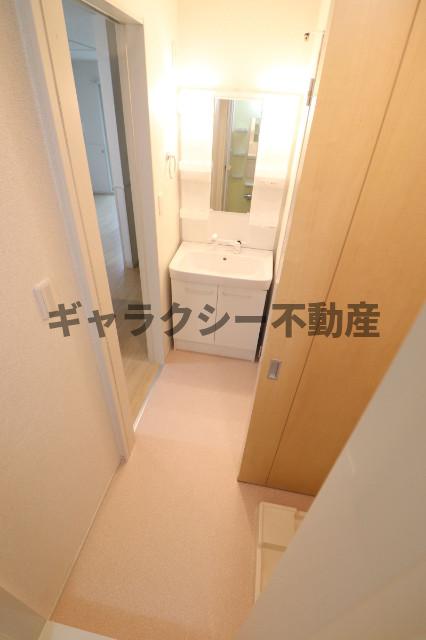 洗面設備　シャンプードレッサー付きの洗面台
