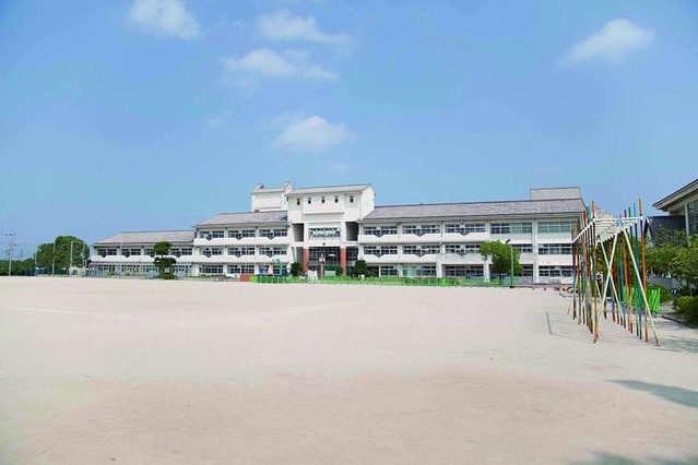 小学校　粕屋町立粕屋中央小学校（小学校）まで804m