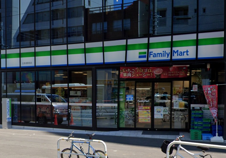 コンビニ　ファミリーマート 北参道駅前店（コンビニ）まで76m