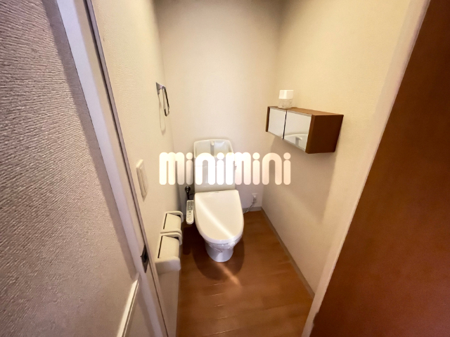 トイレ　温水洗浄便座付きのトイレです