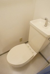 地下鉄七隈線 六本松駅 徒歩8分 5階建 築36年のトイレ写真