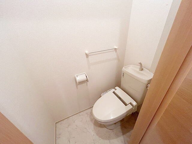 トイレ　落ち着いた色調のトイレです