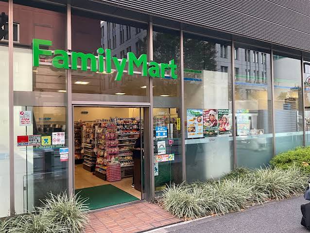 コンビニ　ファミリーマート青山外苑東通り店（コンビニ）まで174m