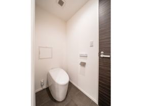 トイレ　落ち着いた色調のトイレです