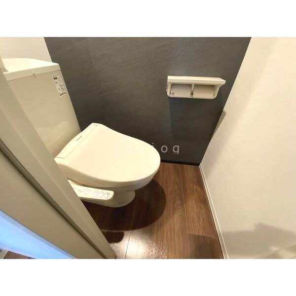 トイレ　嬉しい温水洗浄便座付きのトイレです。