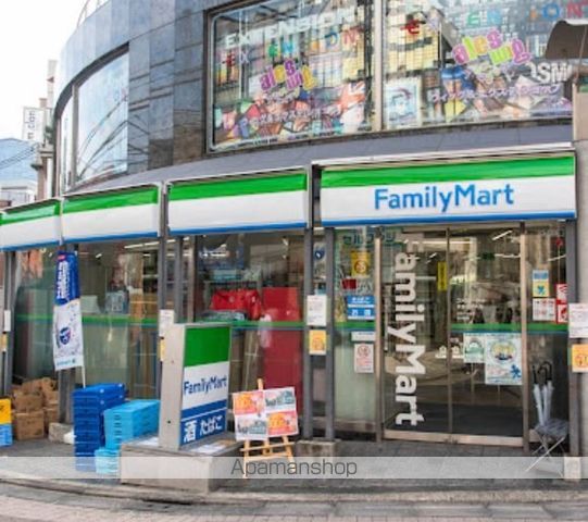 コンビニ　ファミリーマート表参道中央店（コンビニ）まで968m