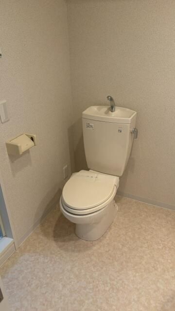 東急田園都市線 駒沢大学駅 徒歩3分 5階建 築22年のトイレ写真