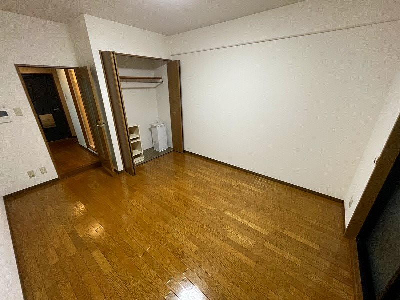 居室・リビング　広々洋室8.6帖のお部屋です☆2022年4月撮影（407号室