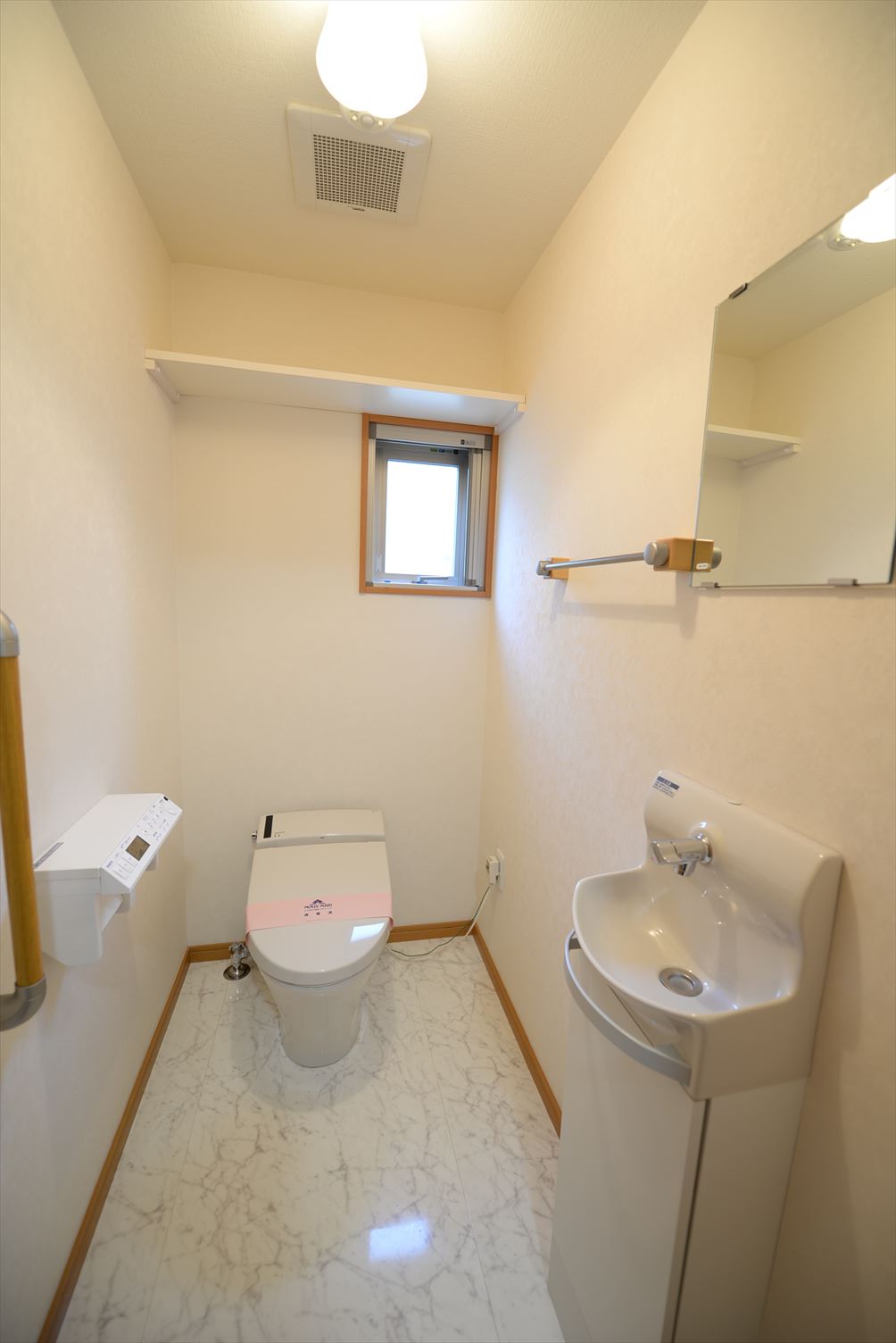 トイレ　トイレは余裕のある広さで手洗い場も付いています。