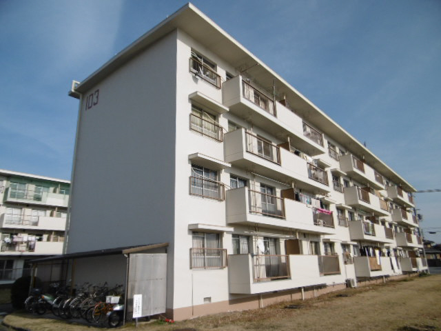 東加古川ファミリーマンション１０２号棟の建物外観