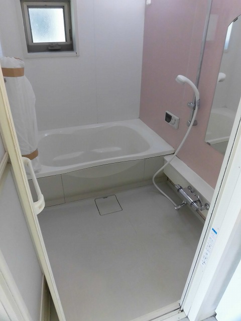 バス・シャワールーム　追炊きと浴室換気乾燥機付き。換気用小窓もあります
