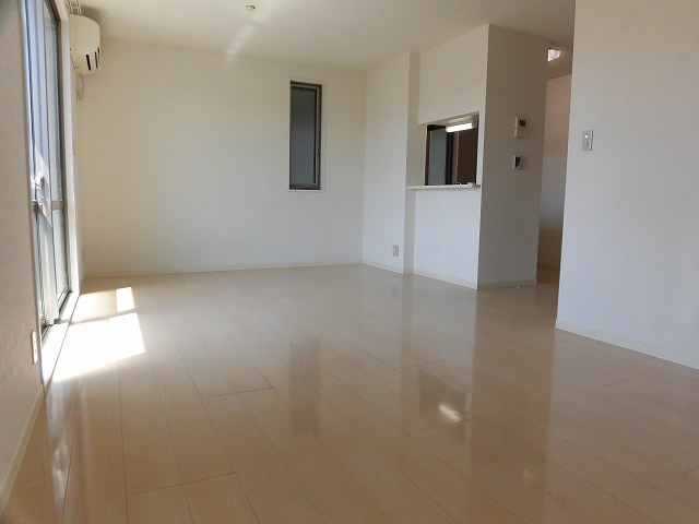 居室・リビング　15.5帖のリビング。明るいお部屋です