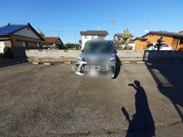 【カノン本郷の駐車場】