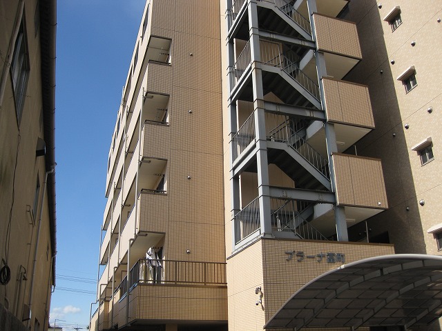 岡山市北区富町のマンションの建物外観