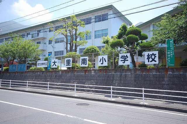 【北九州市門司区大里桃山町のアパートの小学校】