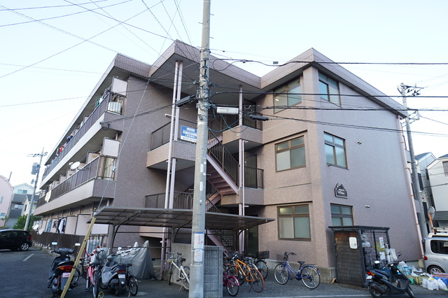 川崎市多摩区菅城下のマンションの建物外観