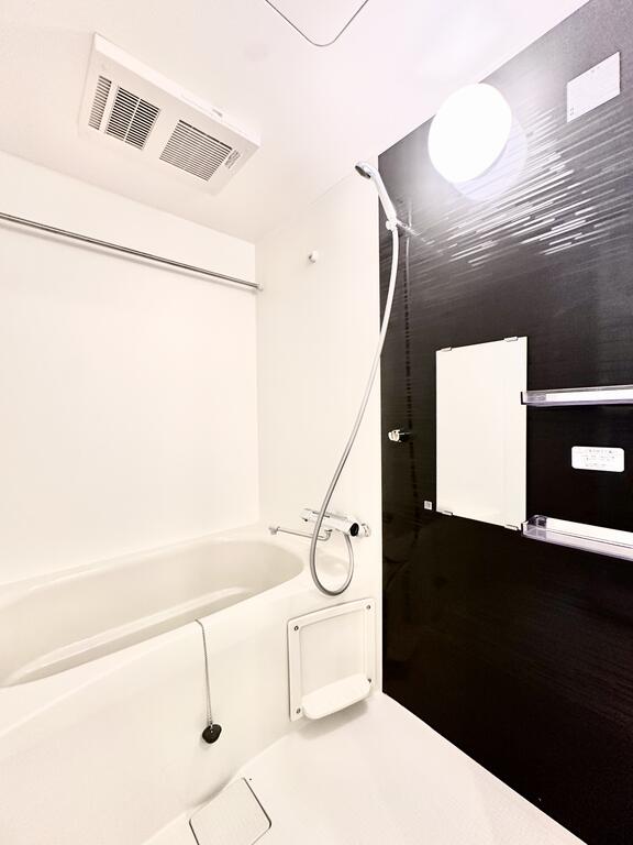 バス・シャワールーム　黒のパネルがアクセント