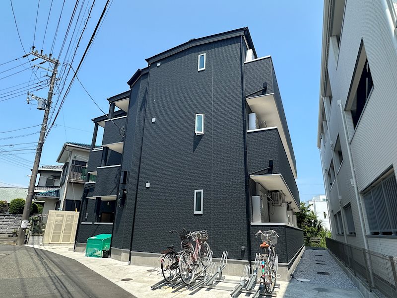 【藤沢市片瀬のアパートの建物外観】