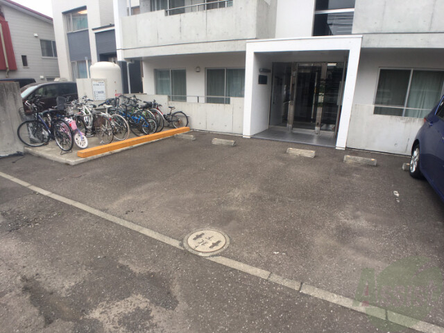 【札幌市中央区南二十五条西のマンションの駐車場】