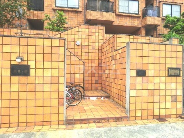 【瀬戸市見付町のマンションのエントランス】