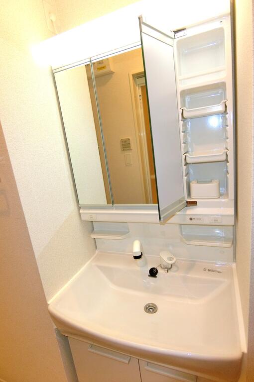 洗面設備　類似物件の写真、配色に違いあり。