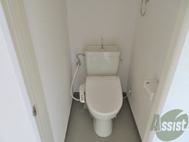 トイレ　ウォッシュレットつきで快適ですし、充分な広さです。