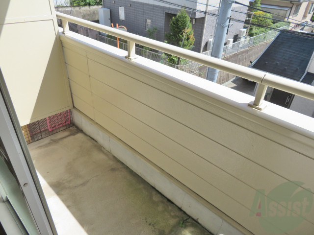 バルコニー　充分な広さのバルコニーです。晴れた日はお布団も干せますね。